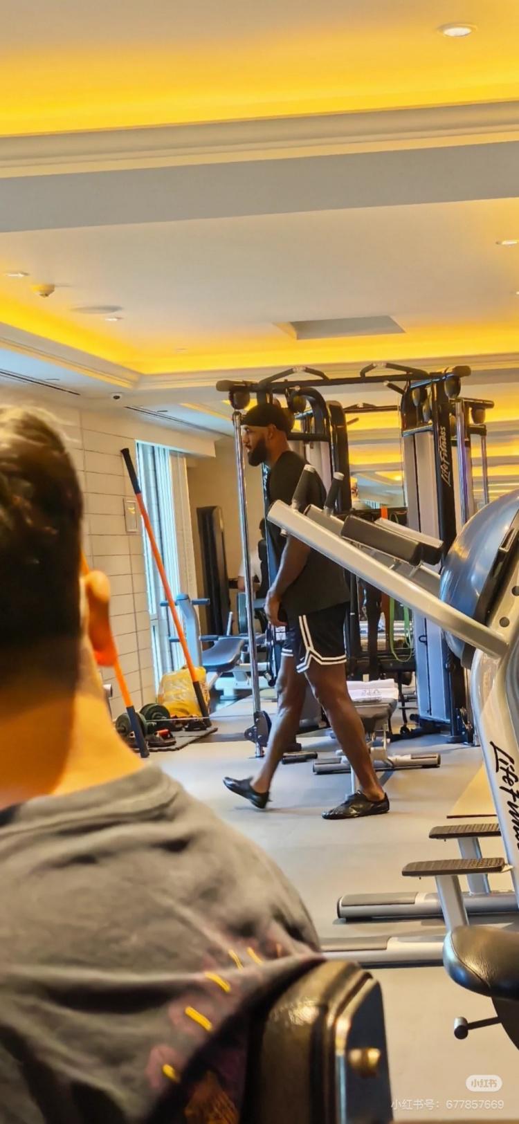 网友晒在酒店遇到詹姆斯：他早上6点就到健身房锻炼 和他打了招呼